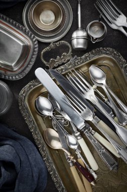 Eski arkaplanda gümüş tabaklar