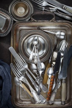 Eski arkaplanda gümüş tabaklar