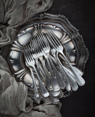 Eski arkaplanda gümüş tabaklar