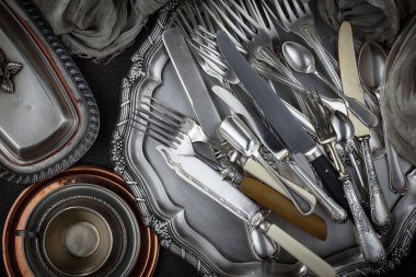 Eski arkaplanda gümüş tabaklar