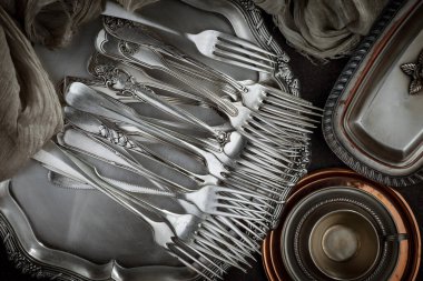 Eski arkaplanda gümüş tabaklar