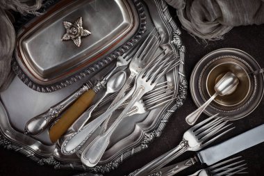 Eski arkaplanda gümüş tabaklar