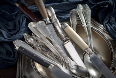 Eski arkaplanda gümüş tabaklar