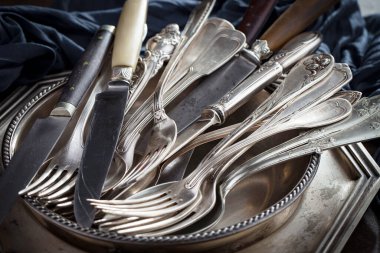 Eski arkaplanda gümüş tabaklar