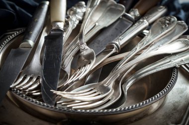 Eski arkaplanda gümüş tabaklar