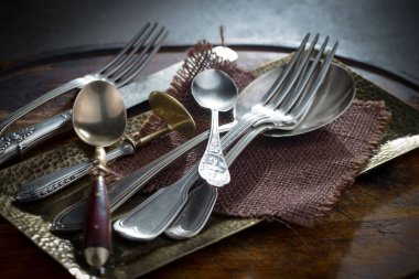 Eski arkaplanda gümüş tabaklar