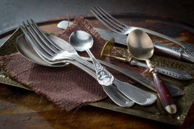 Eski arkaplanda gümüş tabaklar