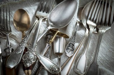 Eski arkaplanda gümüş tabaklar