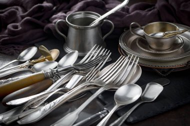 Eski arkaplanda gümüş tabaklar