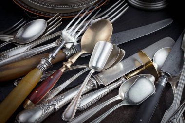 Eski arkaplanda gümüş tabaklar