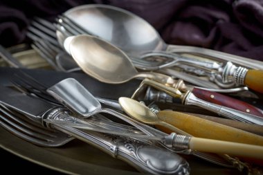 Eski arkaplanda gümüş tabaklar