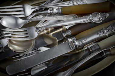 Eski arkaplanda gümüş tabaklar