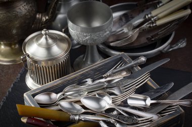 Eski arkaplanda gümüş tabaklar