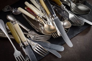 Eski arkaplanda gümüş tabaklar