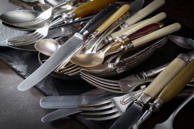 Eski arkaplanda gümüş tabaklar