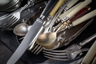 Eski arkaplanda gümüş tabaklar