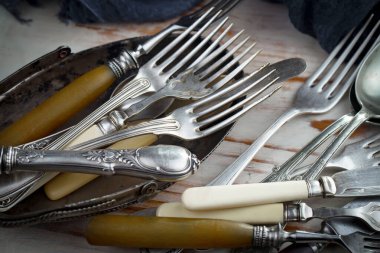 Eski arkaplanda gümüş tabaklar