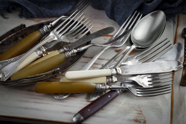 Eski arkaplanda gümüş tabaklar