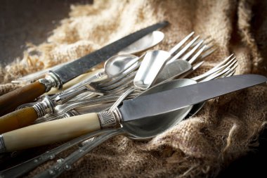 Eski bir arkaplanda gümüş eşyalar.