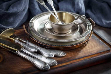 Eski bir arkaplanda gümüş eşyalar.