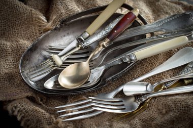 Eski bir arkaplanda gümüş eşyalar.