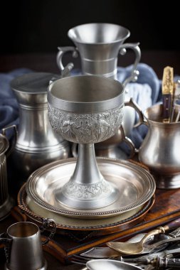 Eski bir arkaplanda gümüş eşyalar.
