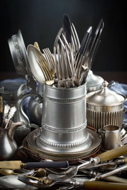 Eski arkaplanda gümüş tabaklar