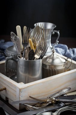 Eski arkaplanda gümüş tabaklar