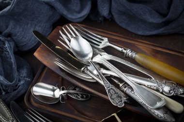 Eski arkaplanda gümüş tabaklar