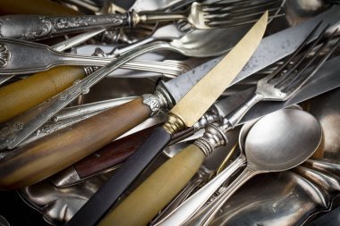 Eski arkaplanda gümüş tabaklar