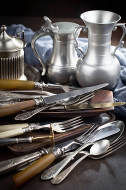 Eski arkaplanda gümüş tabaklar