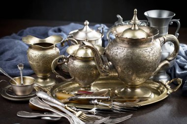 Eski arkaplanda gümüş tabaklar