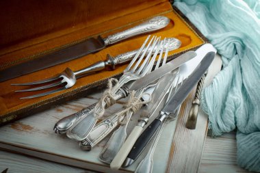 Eski arkaplanda gümüş tabaklar