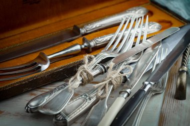 Eski arkaplanda gümüş tabaklar