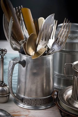 Eski arkaplanda gümüş tabaklar