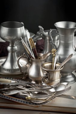 Eski arkaplanda gümüş tabaklar