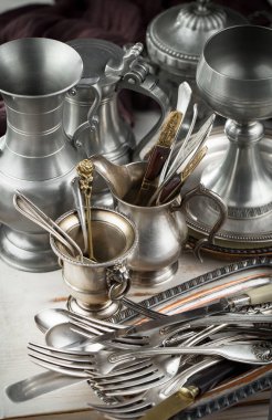 Eski arkaplanda gümüş tabaklar