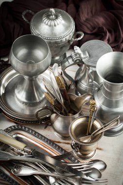 Eski arkaplanda gümüş tabaklar