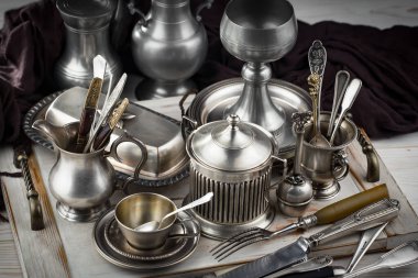 Eski arkaplanda gümüş tabaklar