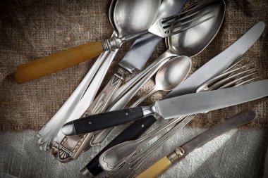 Eski arkaplanda gümüş tabaklar