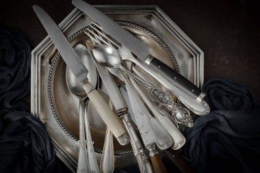 Eski arkaplanda gümüş tabaklar