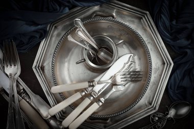 Eski arkaplanda gümüş tabaklar