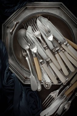 Eski arkaplanda gümüş tabaklar