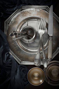 Eski arkaplanda gümüş tabaklar