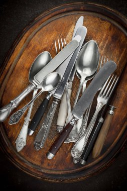 Eski arkaplanda gümüş tabaklar