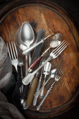 Eski arkaplanda gümüş tabaklar