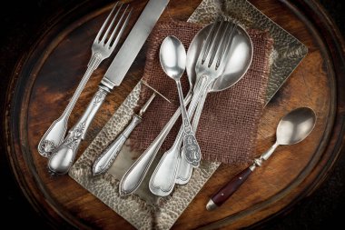 Eski arkaplanda gümüş tabaklar