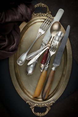 Eski arkaplanda gümüş tabaklar