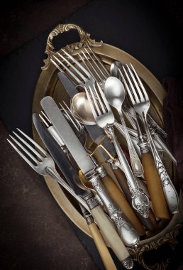 Eski arkaplanda gümüş tabaklar