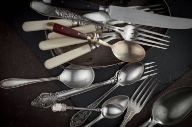 Eski arkaplanda gümüş tabaklar